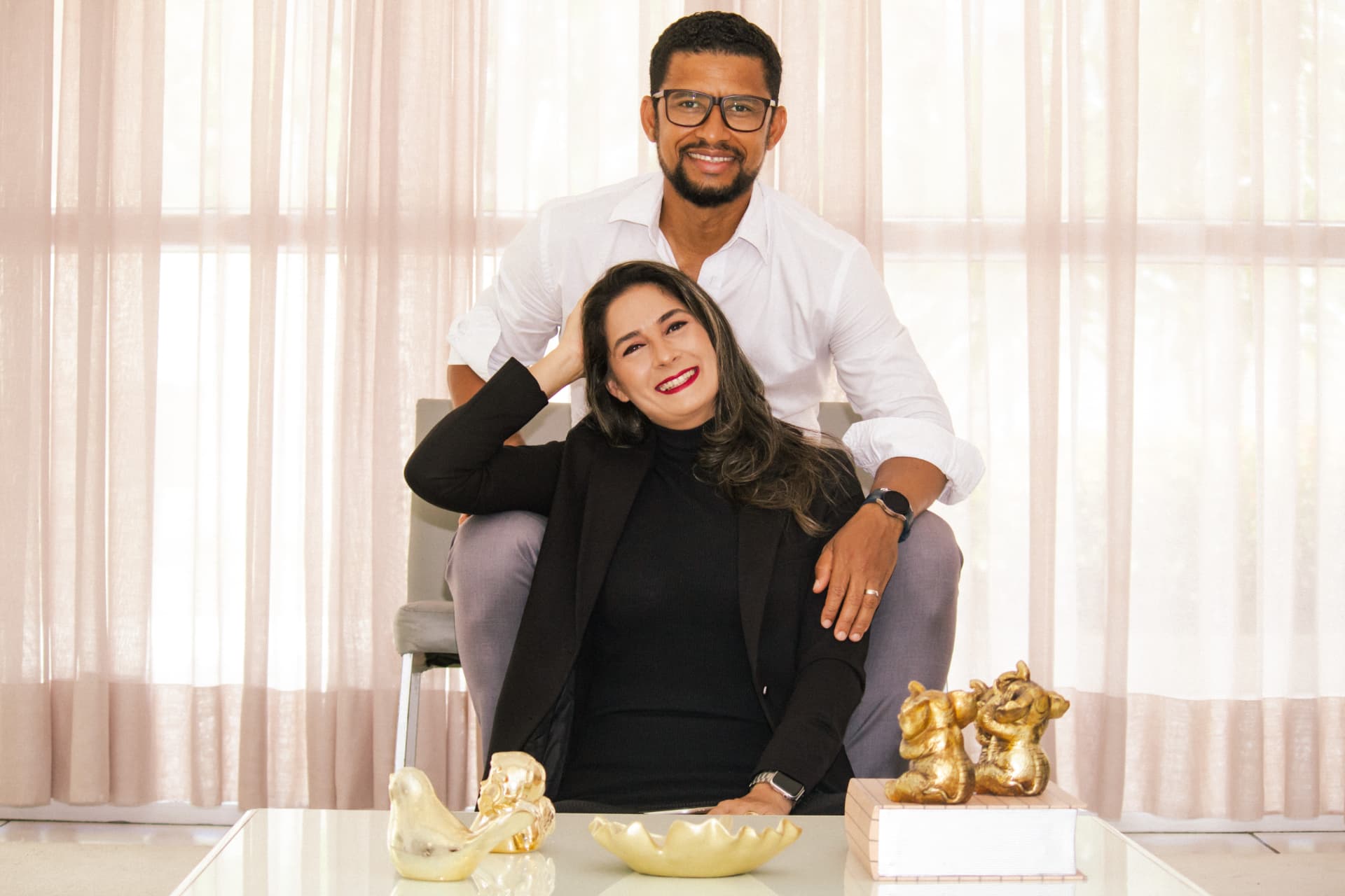 Caroline Lemos e seu esposo, o casal fundador da clínica